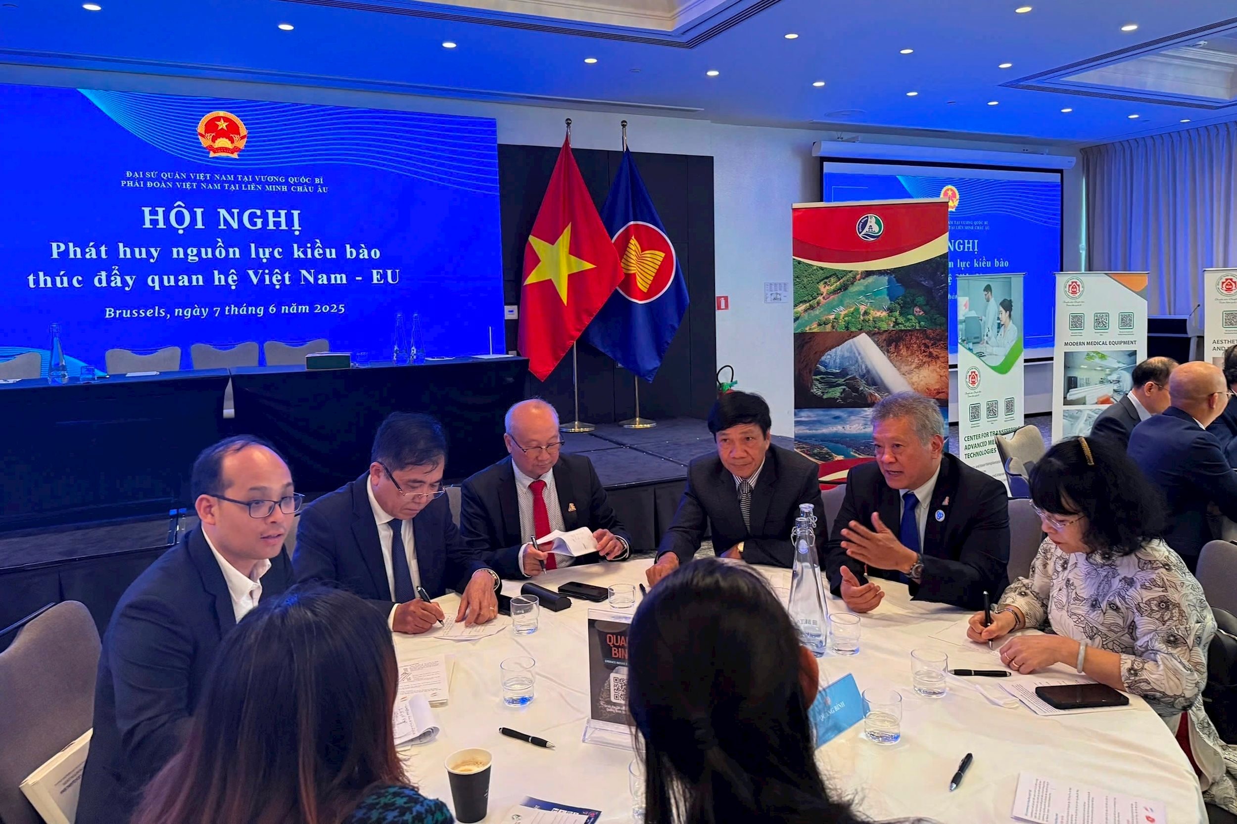 Quảng Bình ký kết ghi nhớ hợp tác phát triển du lịch với đối tác tại châu Âu z6684282730577_f1ba149639724dfa9b21cffae3f3bdc4.jpg