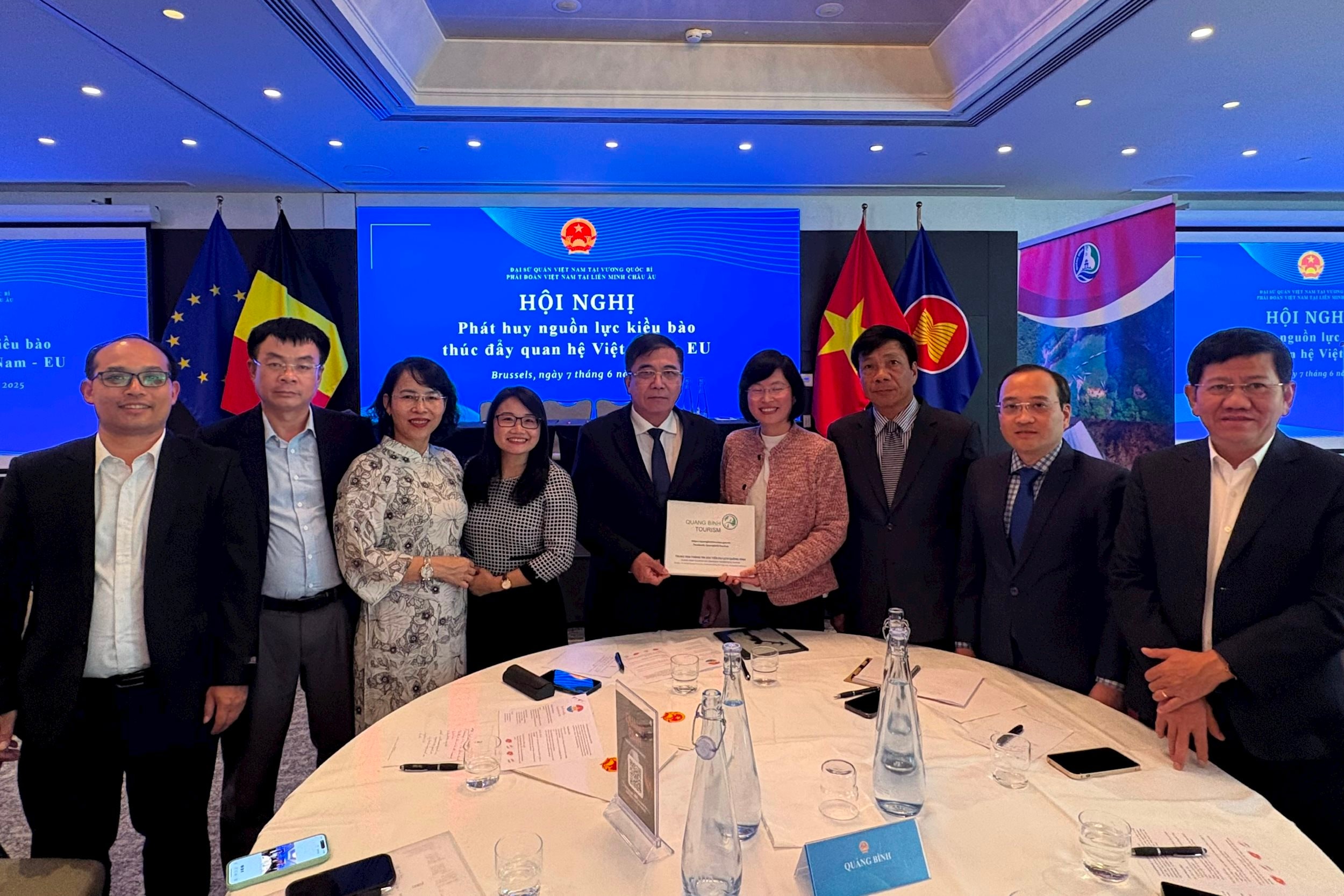 Quảng Bình ký kết ghi nhớ hợp tác phát triển du lịch với đối tác tại châu Âu z6684283122027_753d40e6872030a43aecadd344f9e899.jpg