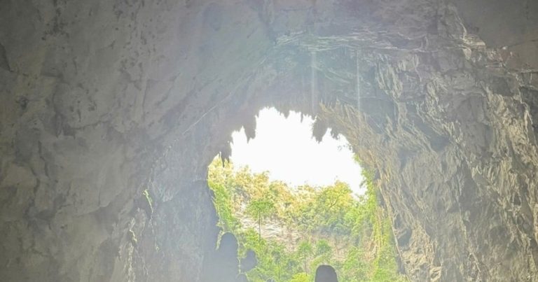 Tour thám hiểm hang Sơn Đoòng kín chỗ tới năm 2027