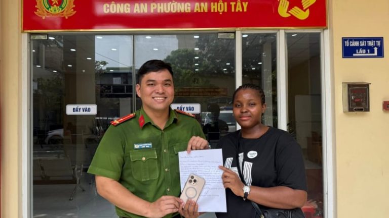 Cảnh sát TP.HCM giúp nữ du khách nước ngoài tìm lại iPhone 16 Pro Max bỏ quên