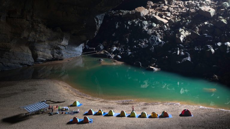 Tour khám phá hang Sơn Đoòng kín chỗ đến hết năm 2027