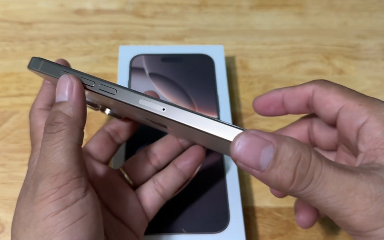 iPhone 16 có khe SIM không?