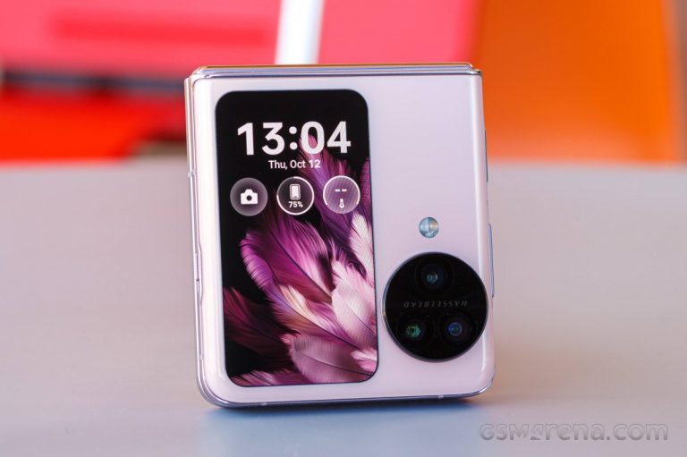 Đây là chiếc điện thoại gập nhỏ gọn giá rẻ nhất Việt Nam, rẻ hơn iPhone 16 cả chục triệu