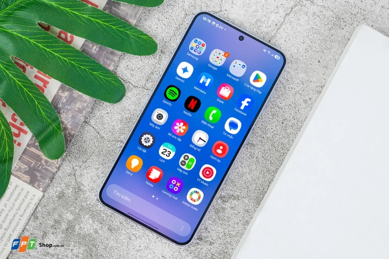 So sánh Galaxy S25 và iPhone 16 hình 10