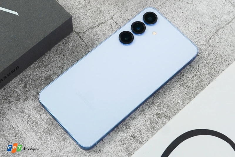 So sánh Galaxy S25 và iPhone 16 hình 3