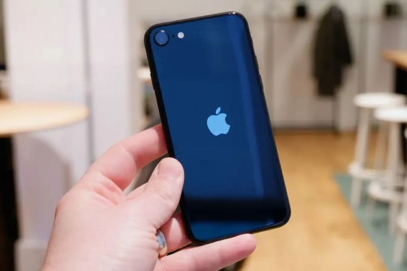 So sánh iPhone 16 và iPhone SE 2022 - hình 1