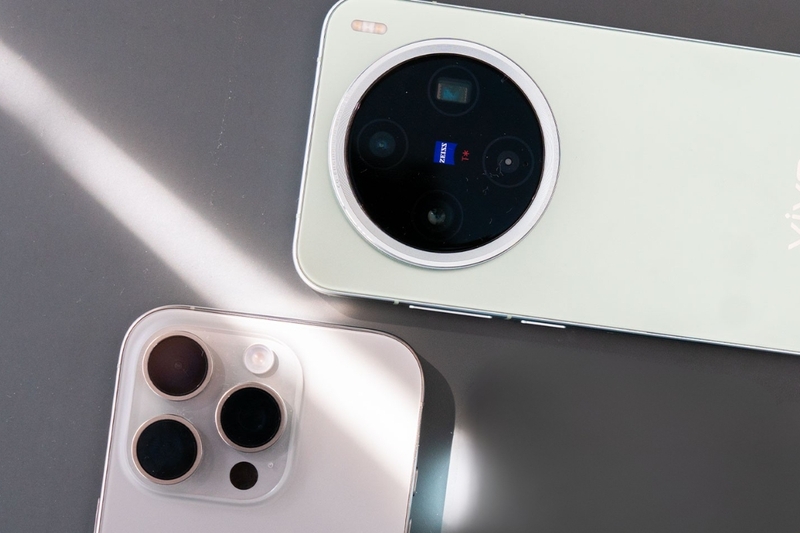 Về camera: Cả hai đều xuất sắc, nhưng mỗi bên có thế mạnh riêng