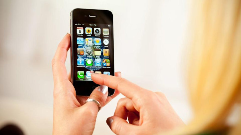 Mẫu iPhone gần 16 tuổi của Apple bất ngờ hot trở lại | VnReview