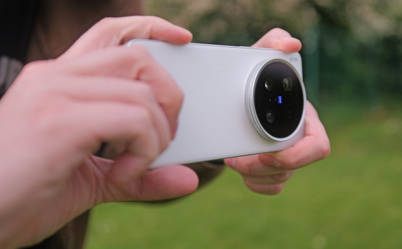 So sánh vivo X200 Ultra và iPhone 16 Pro Max 2.jpg