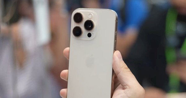 iPhone 16 Pro Max giảm giá mạnh đầu năm 2026