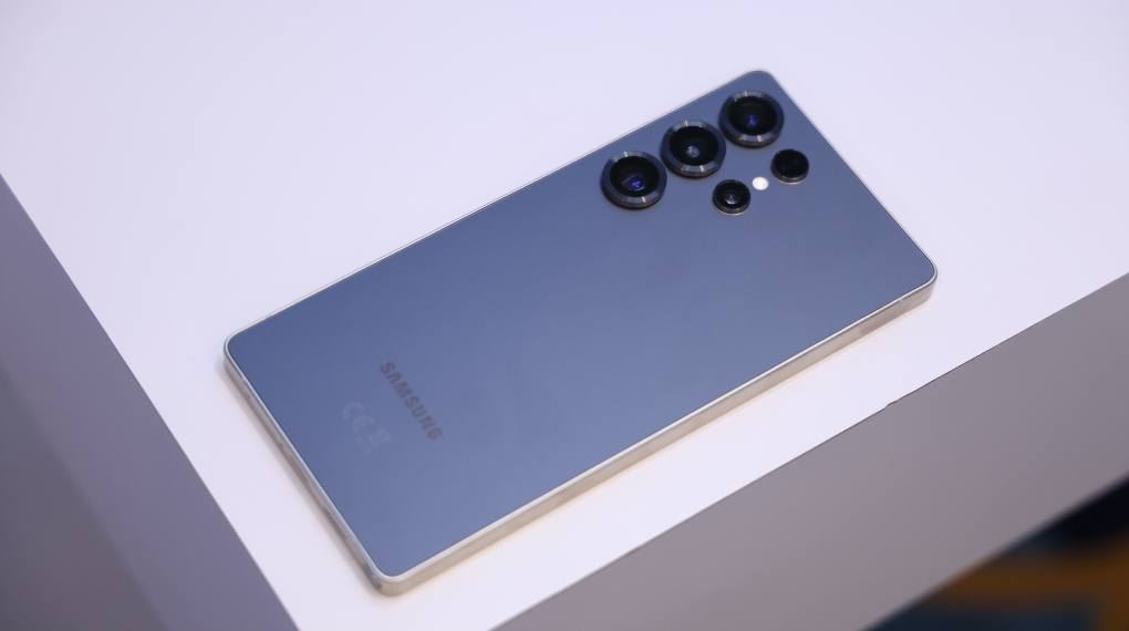 Samsung Galaxy S25 Ultra với thiết kế vuông vức đặc trưng