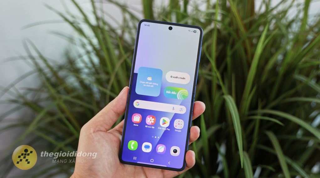 Màn hình chính của Z Flip 7 sử dụng tấm nền Dynamic AMOLED 2X