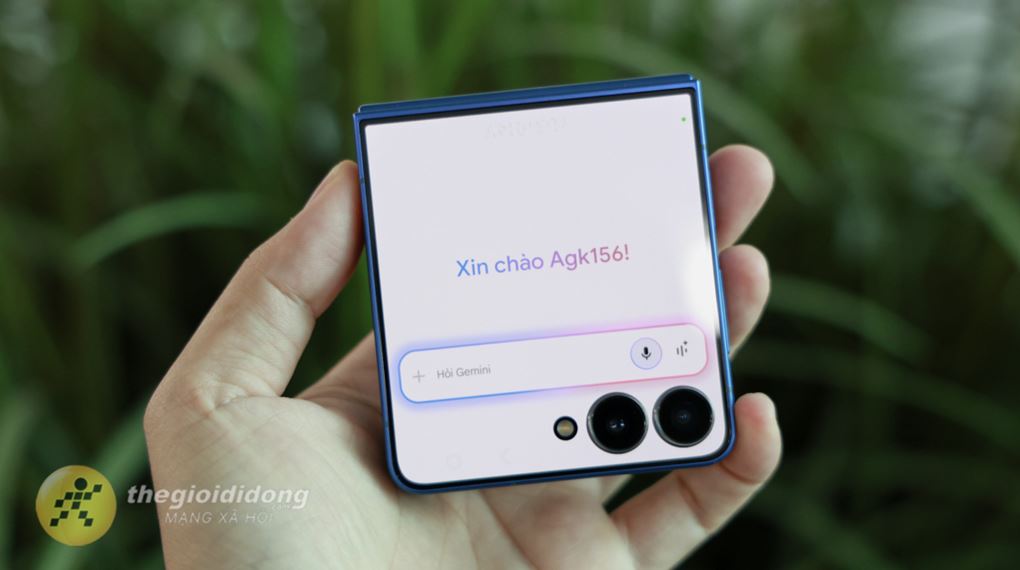 Màn hình phụ Flex Window sử dụng tấm nền Super AMOLED