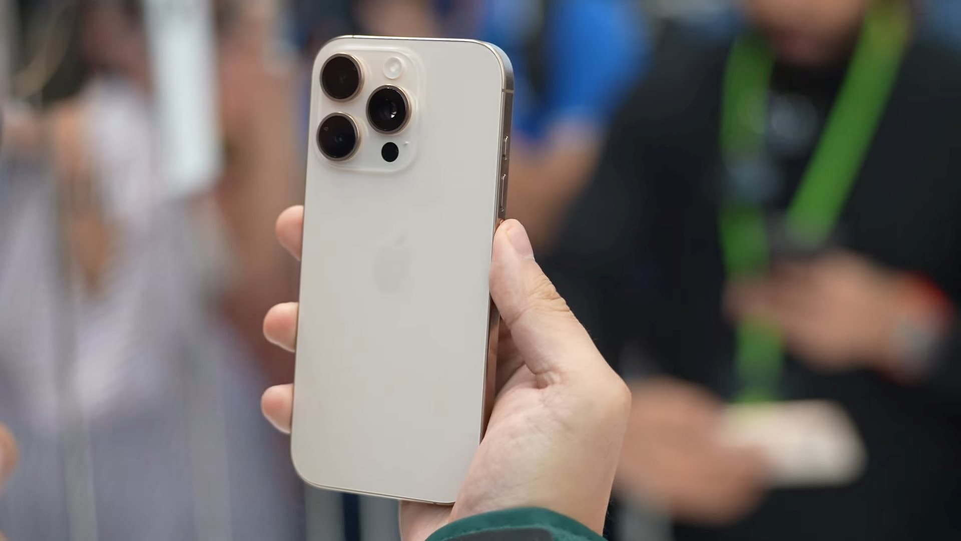 iPhone 16 Pro Max giảm giá mạnh đầu năm 2026- Ảnh 2.