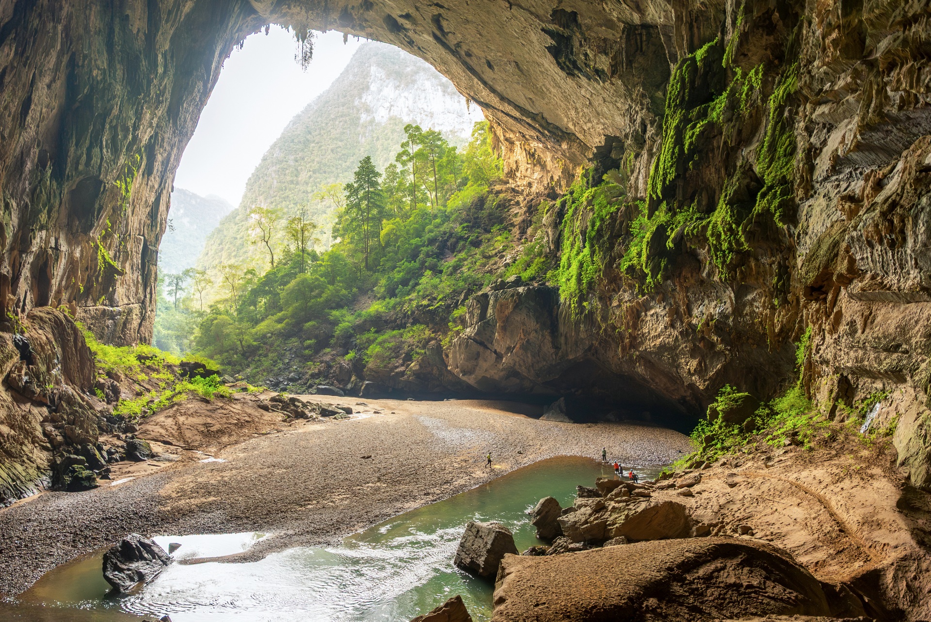 Khám phá một trong những hang động lớn nhất thế giới ở Quảng Trị - 1 Khám phá một trong những hang động lớn nhất thế giới ở Quảng Trị - 1