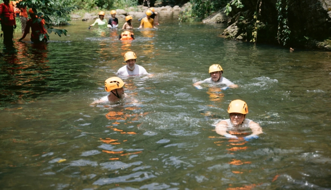 Khách du lịch nước ngoài đến trải nghiệm du lịch nông thôn tại Quảng Bình. Ảnh Thanh Hiếu